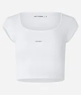 Remera cropped deportiva blanca de microfibra, con cuello redondo, manga corta y estampa lettering.