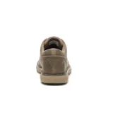 Zapato acordonado Caterpillar modelo Oly 2.0, color marrón topo, confeccionado en cuero con forro de malla de nylon, plantilla de espuma de PU moldeada, entresuela de EVA y suela de goma. Cuenta con tecnología CLEANSPORT NXT para control de olores.