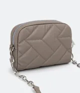 Bolso pequeño color gris con textura capitoneada, correa de cadena y cierre de cremallera.