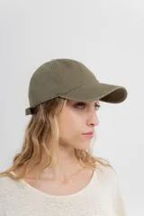 Gorra de béisbol color amarillo pastel, con visera curva y logo de Peach bordado en el frente. Ajustable en la parte trasera.