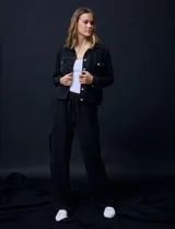 Pantalón cargo negro de crepe marca Ninety. Tiene pretina ancha elastizada en punto smock con lazo de ajuste y bolsillos cargo laterales.