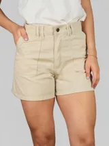Short color beige de corte clásico con bolsillos delanteros y traseros.