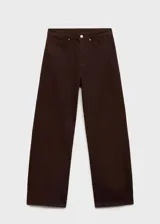 Pantalón de jean marrón oscuro, de corte ancho y tiro alto.