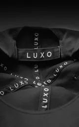 Gorra de béisbol color gris oscuro, de estilo casual.