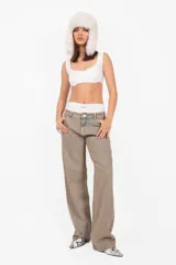 Conjunto de microshort y top blanco de tejido de punto. El top es un corpiño con aros en la copa y terminaciones envivadas. El short tiene elástico en la cintura.