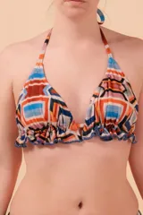 Top de bikini con estampado geométrico multicolor, corte triangular, tiras finas para atar en cuello y espalda, detalle de volados en el borde inferior y bolsillo interno para colocar almohadillas. Confeccionado con tela que contiene fibra LYCRA® XTRA LIFE™.