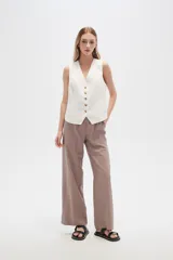Pantalón blanco de viscosa, de corte recto y tiro alto, con bolsillos laterales y cintura elástica.