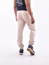 Pantalón jogger gris oscuro con cintura elástica ajustable con cordón y puños elásticos en los tobillos.