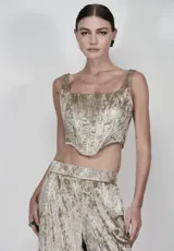 Corset color champagne de terciopelo arrugado, con escote cuadrado, breteles anchos y terminación en punta.