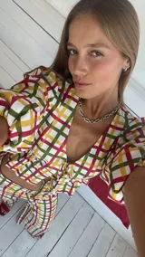Conjunto de dos piezas de 100% algodón con estampado a cuadros en tonos rojos y azules.