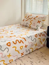 Juego de sábanas blancas con estampado de figuras geométricas multicolores. Incluye sábana ajustable, sábana superior y funda de almohada.