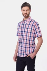 Camisa de manga corta con estampado a cuadros en tonos azul, rosa y blanco.