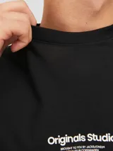 Camiseta negra de manga corta y cuello redondo con estampado en relieve.