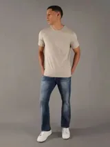 Remera manga corta color beige, corte regular y cuello redondo.