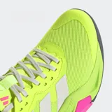 Championes de training Adidas Rapidmove ADV 2, color verde flúor con detalles en gris, blanco y rosa. Presentan amortiguación Lightstrike Pro, exterior de malla y suela de caucho Continental.