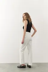 Pantalón de vestir negro, de corte recto, con bolsillos laterales y traseros.