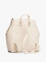 Mochila Tommy Hilfiger color crema con cierre de solapa magnético, asa superior y dos correas ajustables. Tiene un compartimento principal y un bolsillo interior con cremallera.