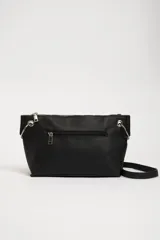 Bolso negro de PU, con cierre y bolsillo frontal, diseño práctico y moderno.