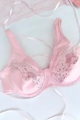 Soutien con aro, confeccionado en algodón elastizado y puntilla elastizada, color rosado claro. Presenta breteles anchos y regulables, y broches reforzados en la espalda.