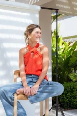 Top tejido en hilo de algodón color ladrillo, con escote halter y espalda descubierta.