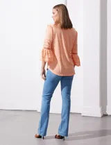 Blusa color celeste con escote en V, mangas largas acampanadas con detalle de crochet y frunces en los hombros.
