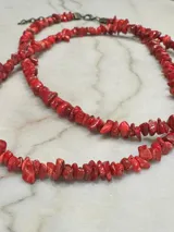 Collar corto de cuentas de coral rojo irregulares.