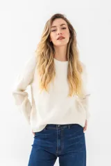 Sweater verde de punto con cuello redondo y mangas largas.