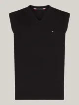 Chaleco negro de punto con cuello en V, confeccionado en algodón. Tiene logo bordado de Tommy Hilfiger en el pecho.