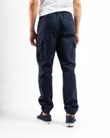 Pantalón cargo estilo jogger color azul marino, con cintura elástica ajustable con cordón, bolsillos laterales con solapa y puños elásticos en los tobillos.