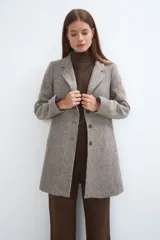 Tapado corto entallado color marrón claro con textura de espiga, cuello solapa y manga larga. Cierre frontal con botones.