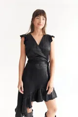 Vestido corto negro con estampado abstracto en color bronce, escote en V, mangas cortas con volados, falda asimétrica con volados y lazo en la cintura.