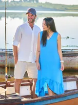 Vestido blanco sin mangas con volado en el ruedo, confeccionado en lino.