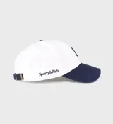 Gorra de béisbol blanca con visera azul marino y logo de los Yankees bordado en azul marino. Confeccionada en sarga de algodón, con cierre ajustable y diseño de seis paneles sin estructura.