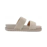 Sandalia plana de mujer con dos tiras anchas sobre el empeine. Las tiras tienen un acabado texturizado que simula tejido o rafia en color beige claro. La plantilla y la suela son del mismo tono neutro y la suela es gruesa con relieve en el borde.