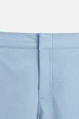 Bañador corto celeste de tejido técnico con cintura elástica ajustable con cordón interior y trabillas laterales. Cuenta con bolsillos frontales, bolsillo trasero con cierre de cremallera y forro interior.