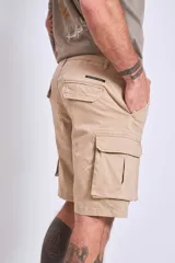 Bermuda color beige con bolsillos cargo laterales.
