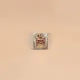 Anillo de plata 925 con detalles en oro 9k, con el escudo de la policía en el centro. El ancho inferior de la alianza es de 6mm y las medidas de la mesa son 13x14mm.