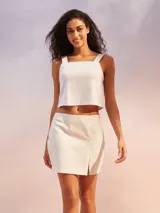 Musculosa blanca de lino con breteles anchos y escote cuadrado.