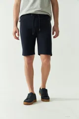 Short de felpa azul marino para hombre, con bolsillos con cierre, logo estampado y cintura ajustable.