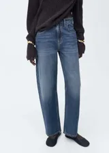Pantalón de jean azul de tiro alto, corte balloon y fit slouchy. Con cierre de cremallera y botón, trabillas y cinco bolsillos.