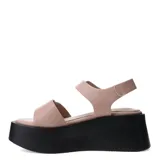 Sandalias de plataforma color beige con base negra y hebillas plateadas.