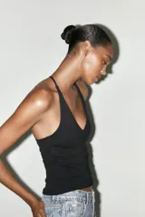 Top negro de cuello halter con escote pico y tiras finas en la espalda.