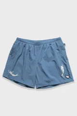 Short de baño azul con cintura elástica y cordón ajustable. Presenta bordados de sirenas en las piernas, bolsillos laterales y bolsillo trasero con cierre.