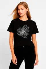 Remera negra de corte clásico con estampado de flor blanca.