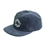 Gorro azul de pana con visera plana y logo bordado en el frente.