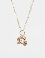 Collar dorado con cadena de eslabones y dijes colgantes: moto scooter, rodaja de pizza y corazón con piedra rosada.
