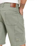 Bermuda color verde militar, de corte recto y largo hasta la rodilla. Cuenta con bolsillos laterales tipo carpintero y trabillas para cinturón.