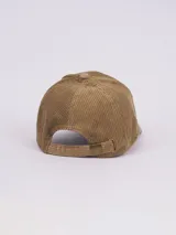 Gorra de pana color beige con diseño clásico para un ajuste cómodo.