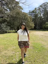 Musculosa de algodón color crudo con logo bordado en negro, talle único oversize.