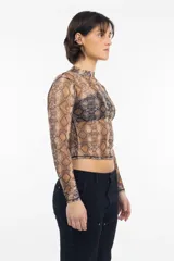 Remera de lycra traslúcida con cuello alto y estampado de piel de serpiente en tonos marrones y negros.